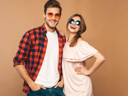 Encontrar um estilo pessoal passa por autoconhecimento, organização do guarda-roupa e escolhas que reflitam a própria personalidade, sem depender de tendências passageiras.