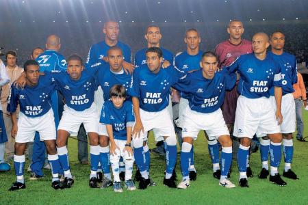 Cruzeiro campeão da Copa do Brasil de 2003; Augusto Recife é o primeiro agachado da esquerda para a direita