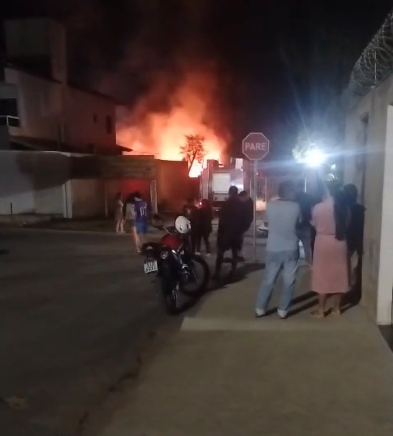 Incêndio destrói tenda, banheiros químicos e cabine de caminhão em Montes Claros