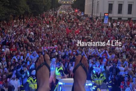 Ryerson, lateral da Noruega, utilizando um chinelo Havaianas • Reprodução/Ryerson