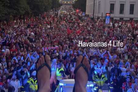Ryerson, lateral da Noruega, utilizando um chinelo Havaianas • Reprodução/Ryerson