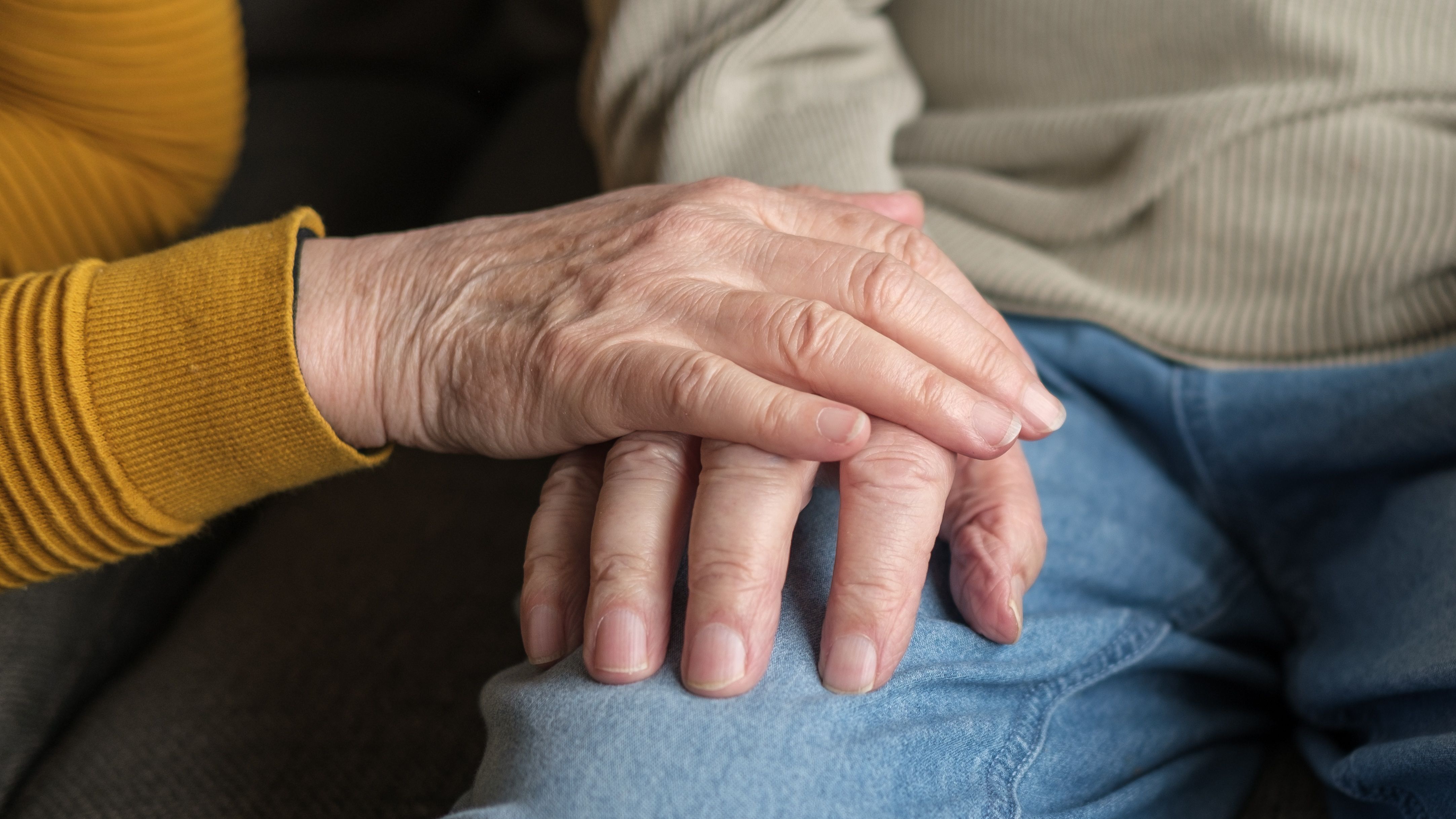 O homem que saiu do emprego para cuidar da mãe com Alzheimer e fez casa de repouso na Tailândia
