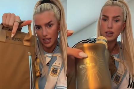 Kelci-Rose Bowers com itens presenteados por Messi à Seleção Argentina