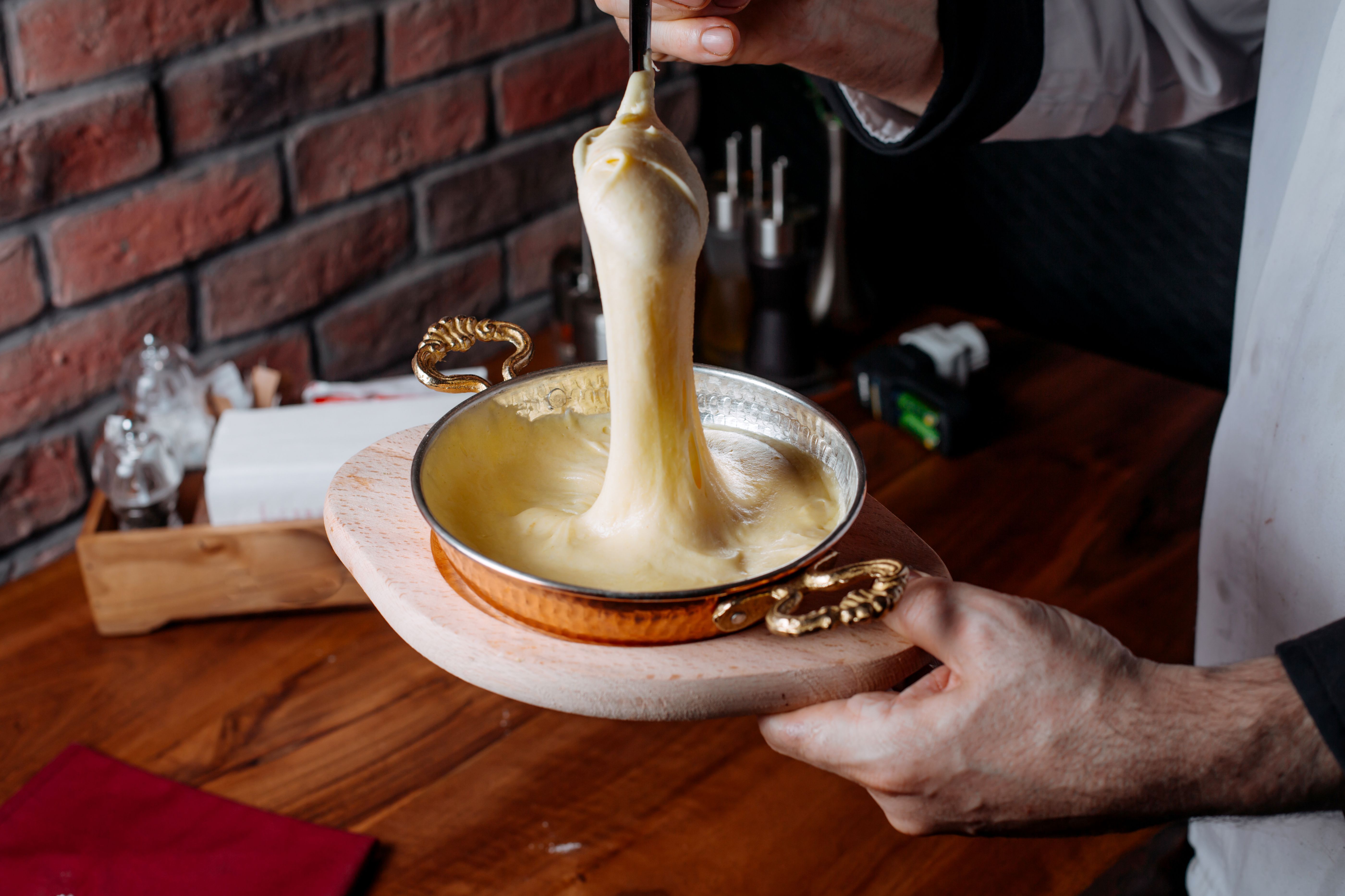 O prato que domina o inverno: aprenda a fazer um fondue irresistível