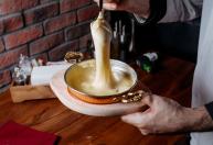 O prato que domina o inverno: aprenda a fazer um fondue irresistível