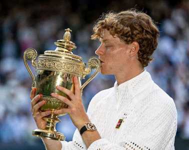 Jannik Sinner com troféu de Wimbledon 2026
