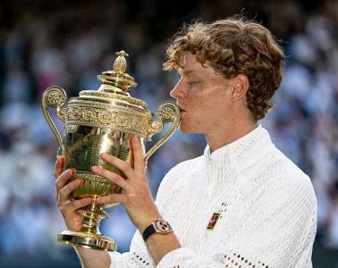 Jannik Sinner com troféu de Wimbledon 2026