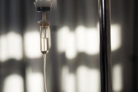 Detalhe da câmara de gotejamento intravenoso