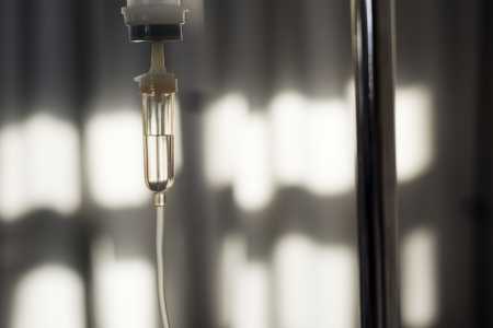 Detalhe da câmara de gotejamento intravenoso