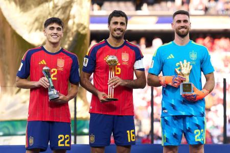 Cubarsí, Rodri e Simón na premiação da Copa do Mundo de 2026