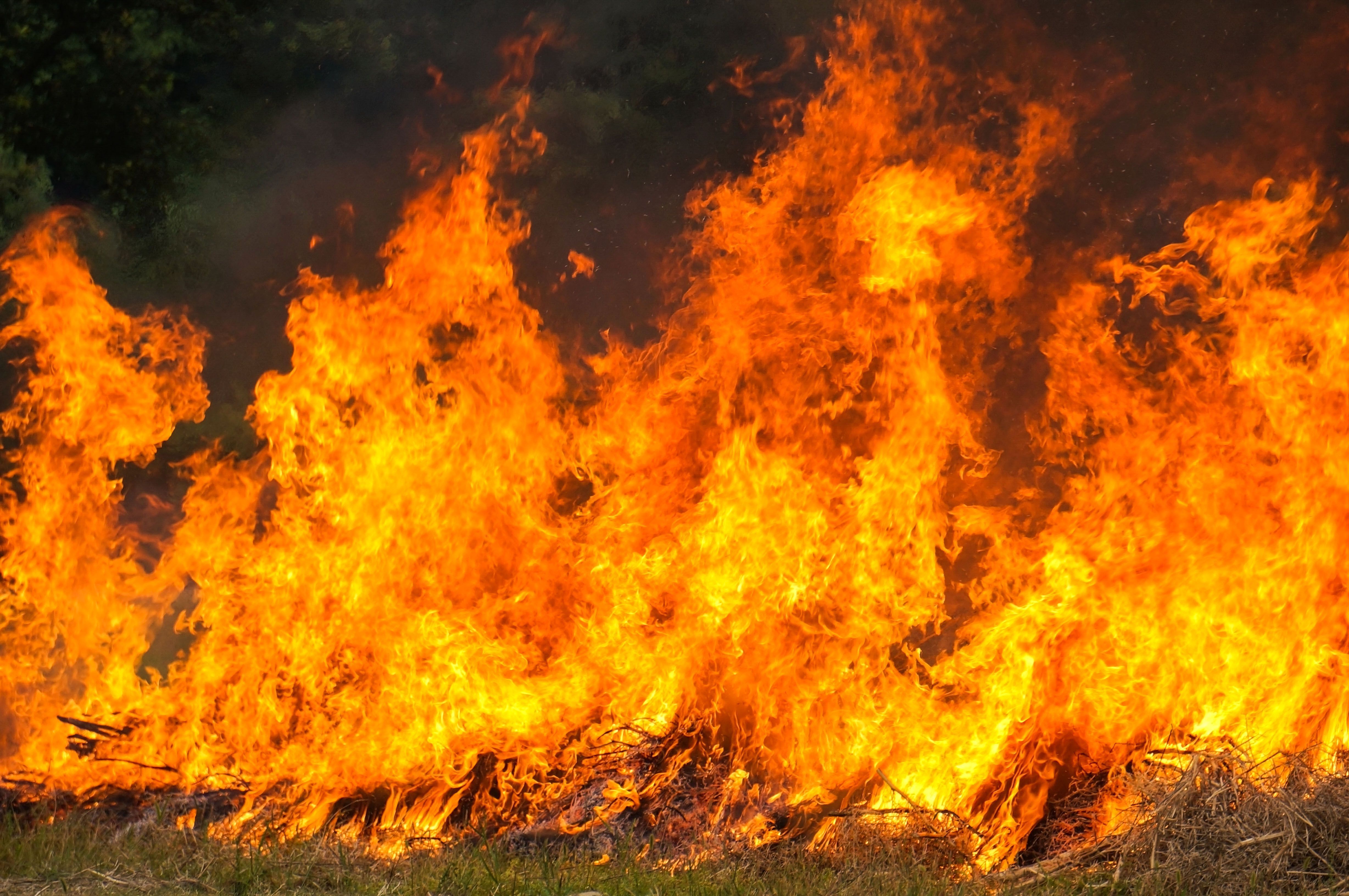 Incêndio às margens da BR-251 interdita trecho em sistema Pare e Siga
