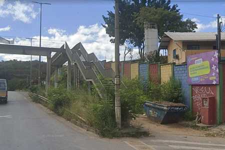 Passarela é usada por crianças de uma escola municipal