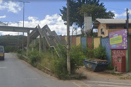 Passarela é usada por crianças de uma escola municipal