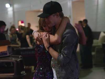 Taylor Swift e Joe Alwyn • Reprodução/Netflix