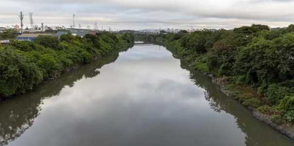 Trecho de entrada do Rio Tietê na região metropolitana de São Paulo