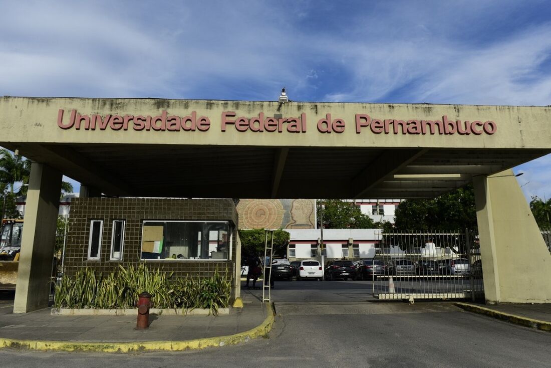UFPE abre concurso com 41 vagas para professor; salários chegam a R$ 13,7 mil