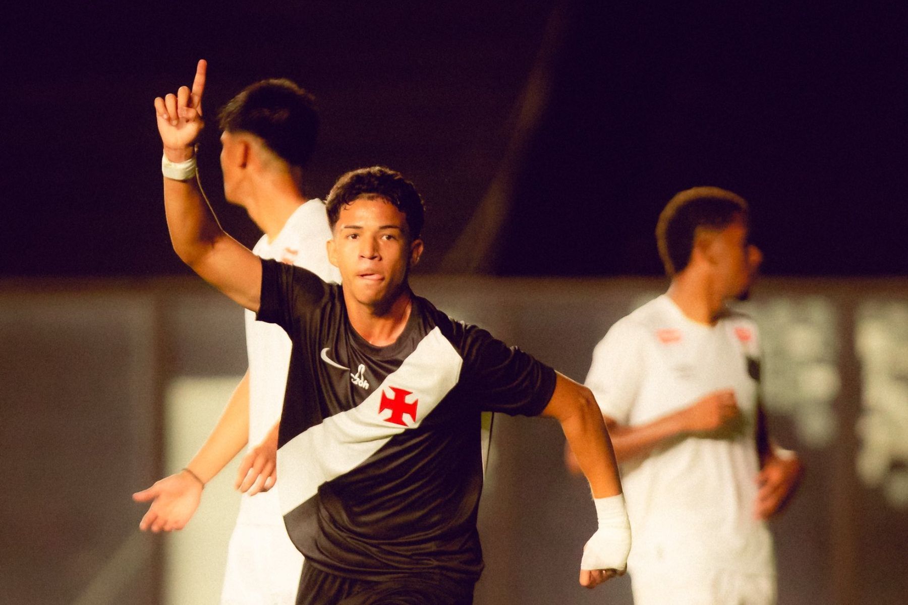 Artilheiro decide, Vasco vence Santos nos pênaltis e vai à final do Brasileiro Sub-20