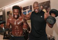 Vini Jr. aproveita meme da Copa, treina com Terry Crews no Brasil e 'convida' Haaland