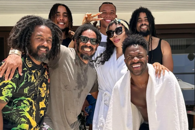 Vini Jr. se encontra com família de Bob Marley em férias na Jamaica