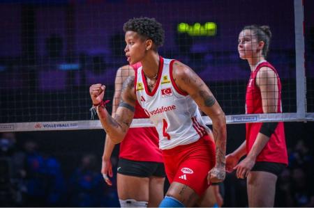 Vargas comemora ponto marcado contra o Canadá