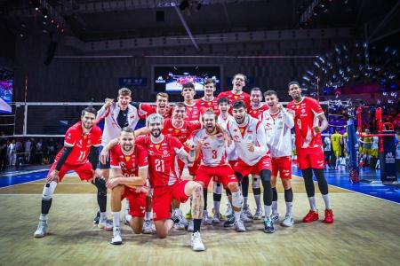 Jogadores da Polônia comemoram vitória diante da Ucrânia