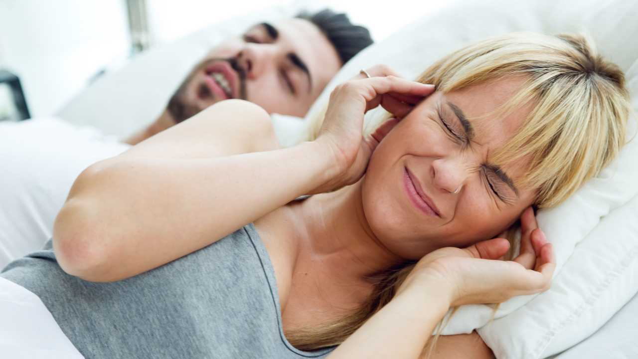 Roncar pode indicar doenças com impacto na vida sexual, alerta especialista