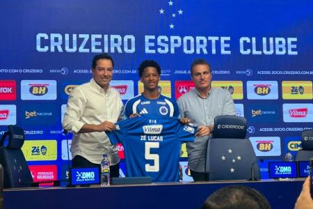 Pedro Junio, Zé Lucas e Bruno Spindel na apresentação do volante como jogador do Cruzeiro
