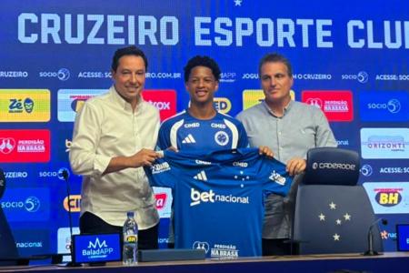 Zé Lucas na apresentação como jogador do Cruzeiro