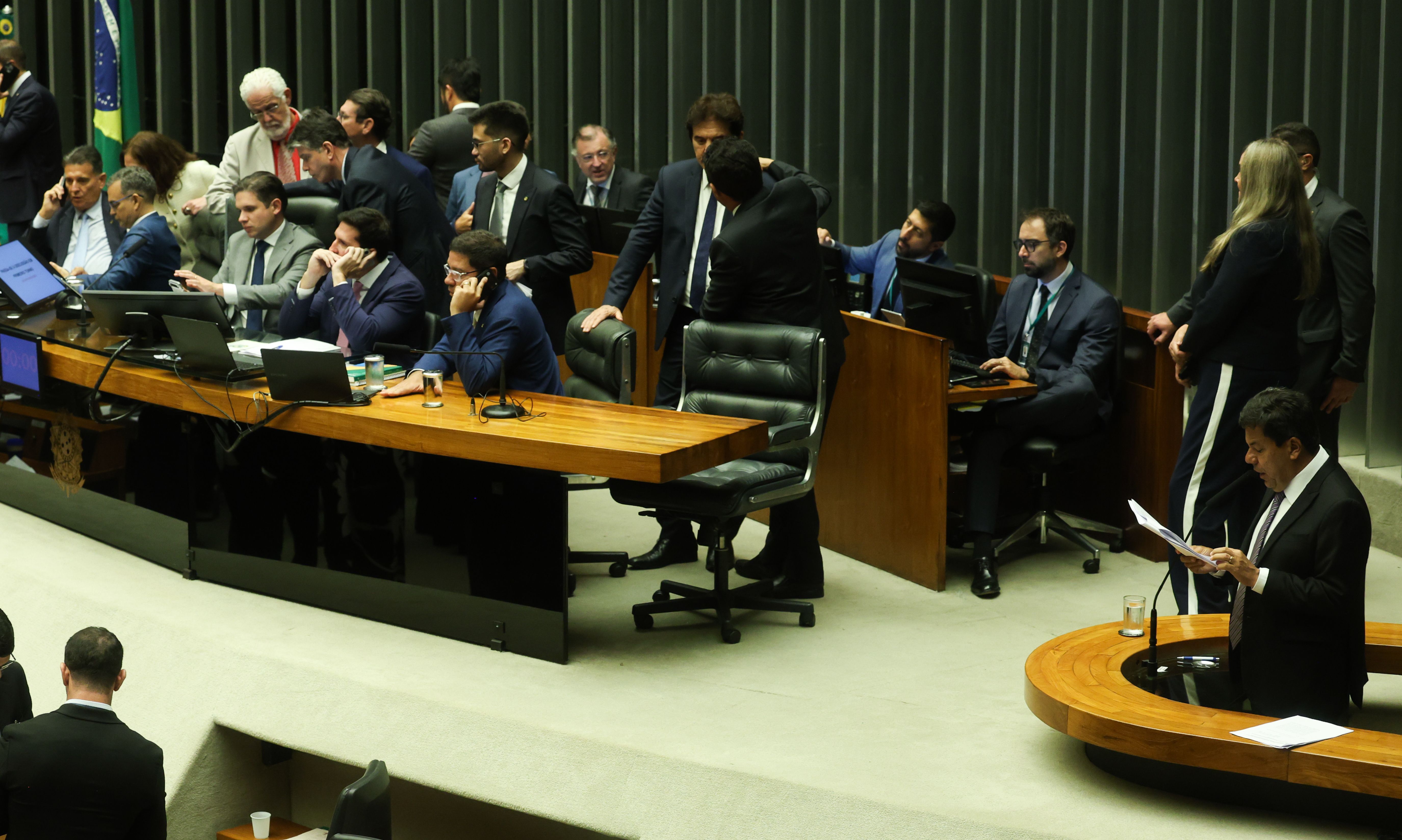 Quanto ganha e quais as funções de um deputado federal no Brasil?