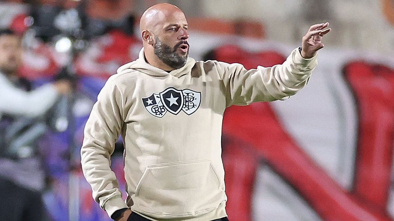 ‘Para ser demitido’: narrador cobra saída de Franclim após vexame do Botafogo