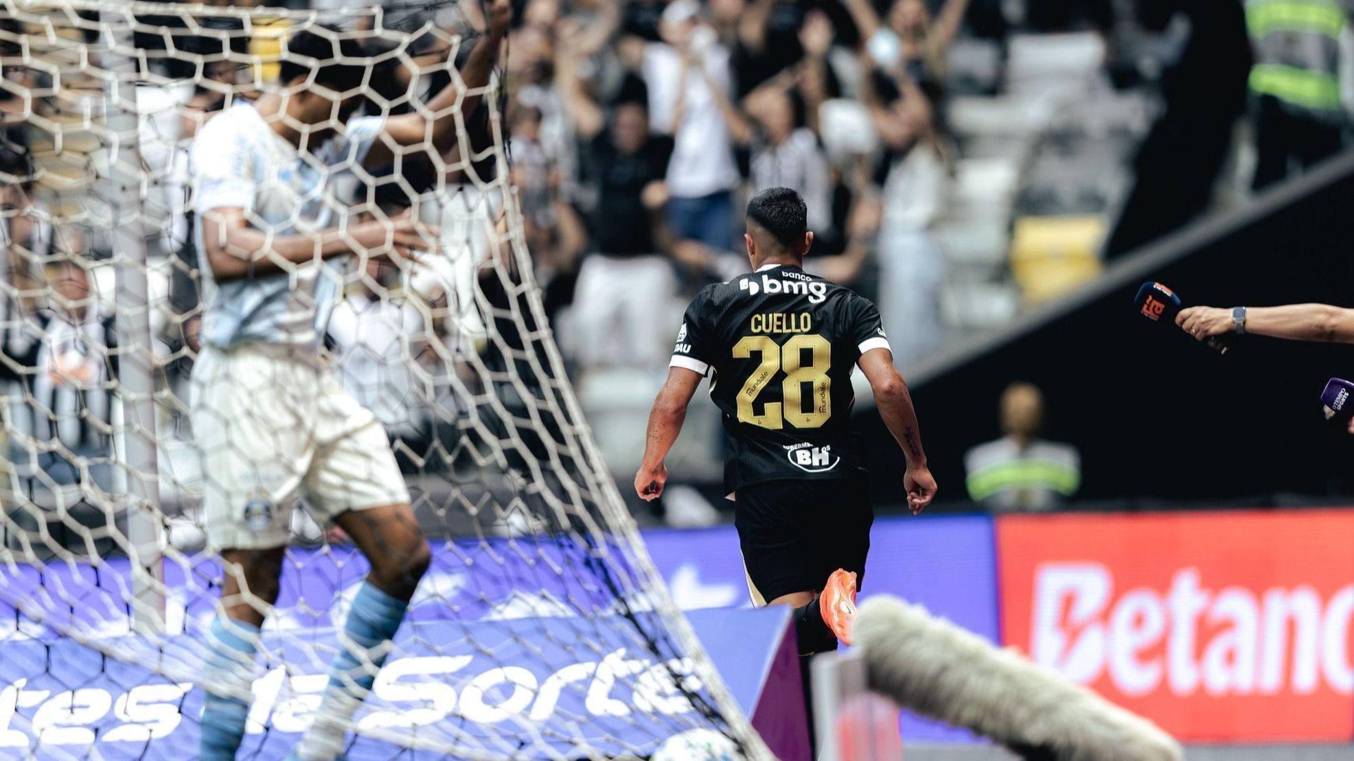 Em tarde de 'atropelo' e com show de Cuello, Atlético goleia  Grêmio pelo Brasileirão