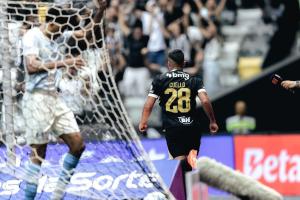 Em tarde de 'atropelo' e com show de Cuello, Atlético goleia o Grêmio pelo Brasileirão