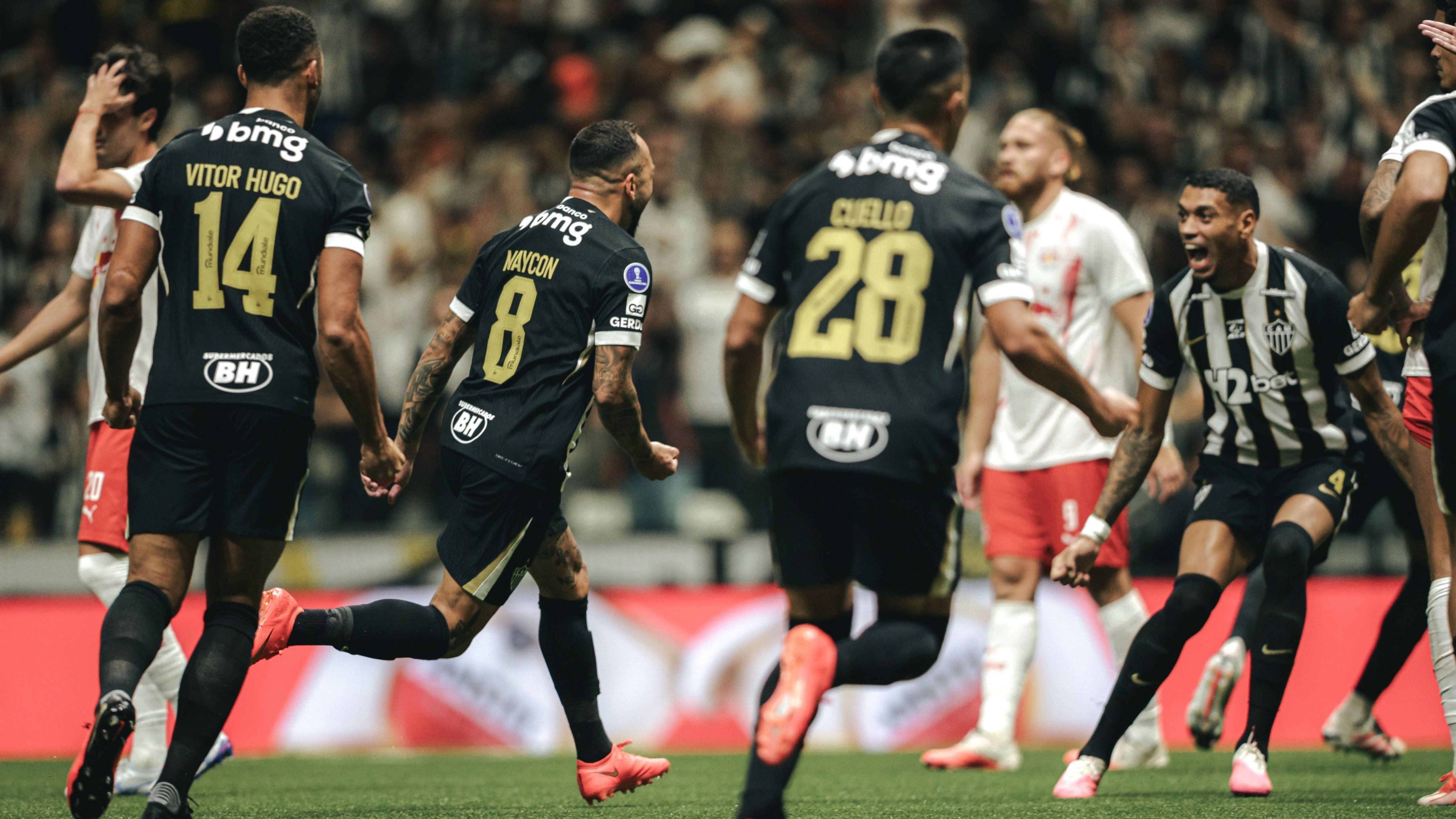 Com gol salvador de Cuello, Atlético empata com Bragantino e avança às quartas da Sula