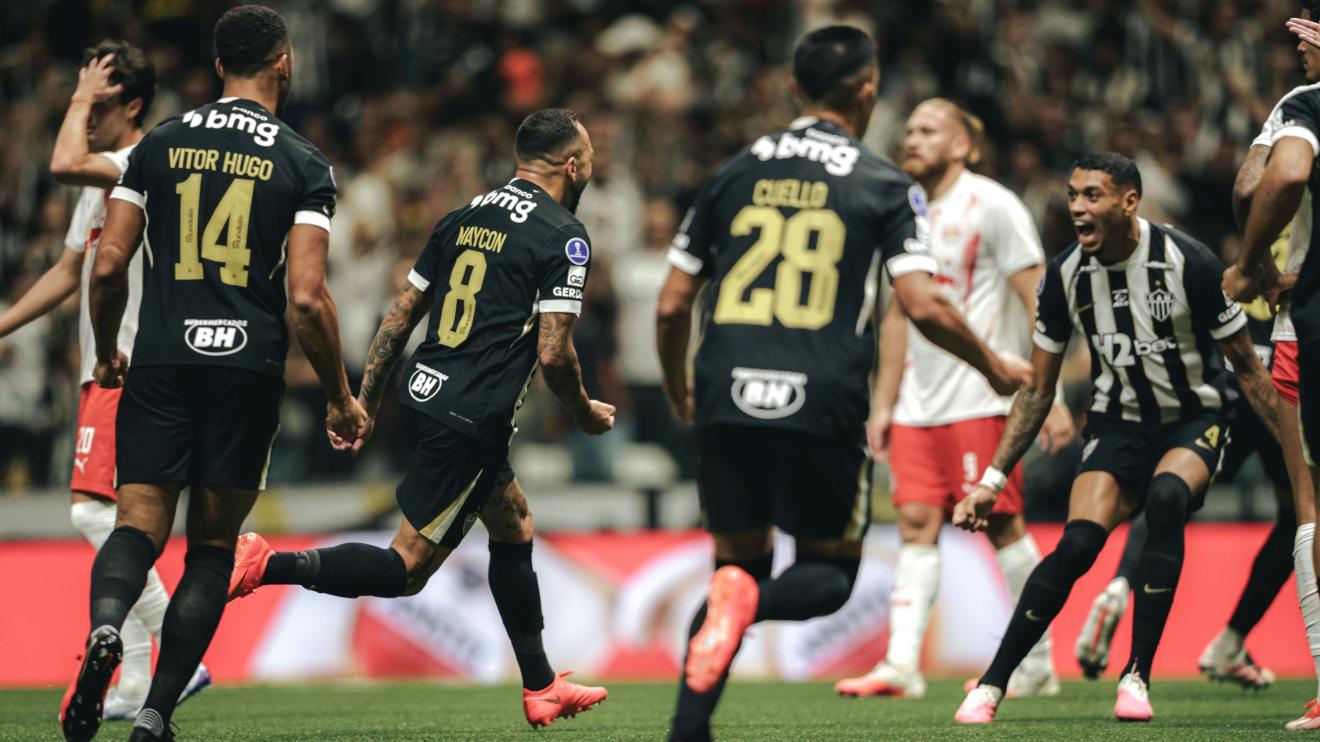 Com gol salvador de Cuello, Atlético empata com Bragantino e avança às quartas da Sula
