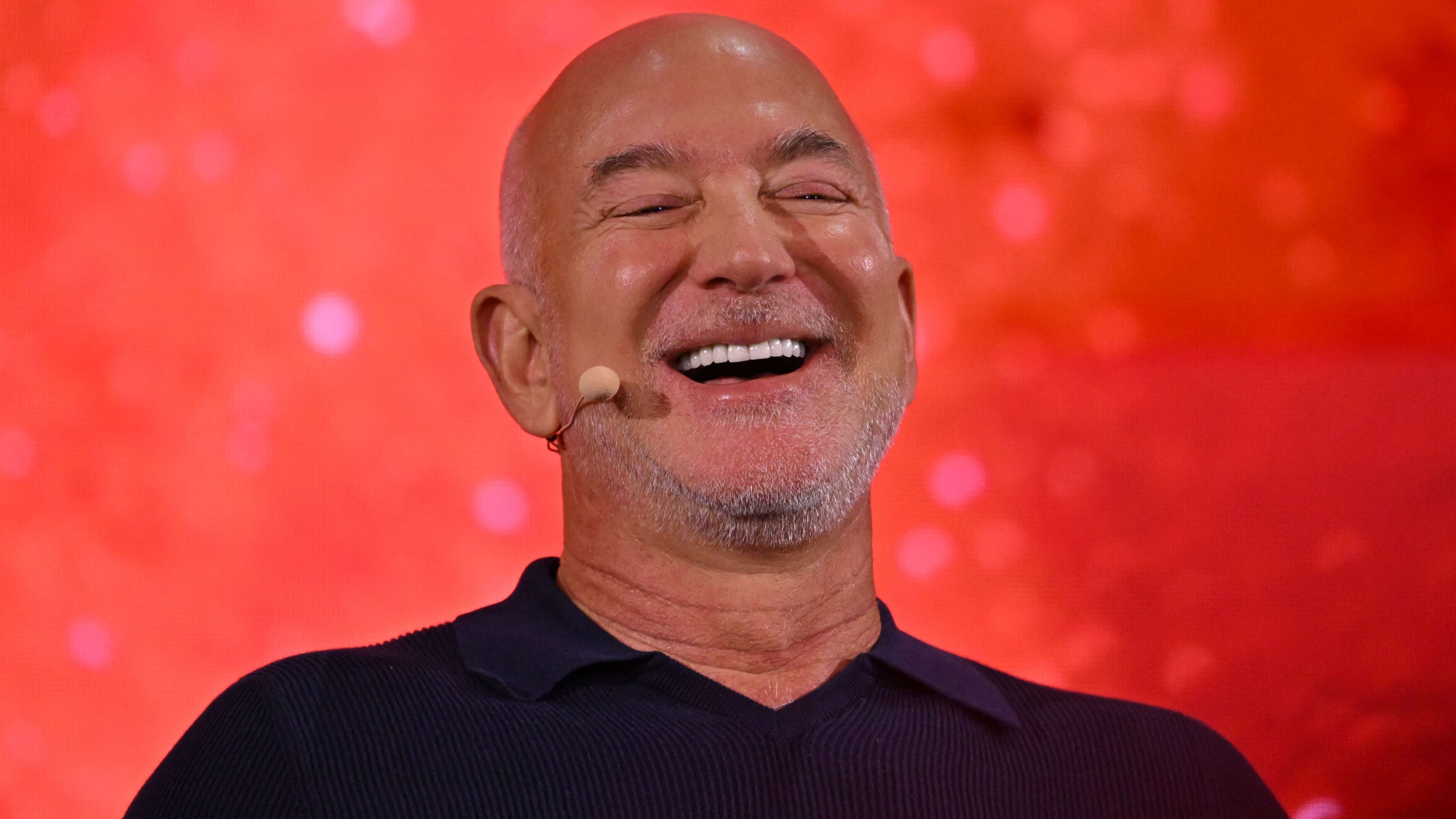 Jeff Bezos negocia compra de 30% do Liverpool por cerca de R$ 30,5 bilhões
