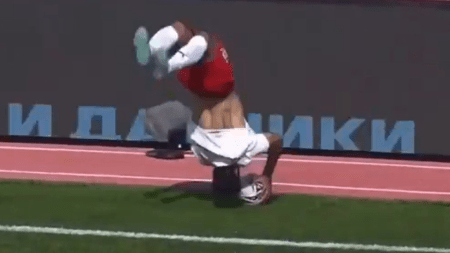 Zagueiro dá cambalhota em lateral, e jogada inusitada termina em gol na Rússia