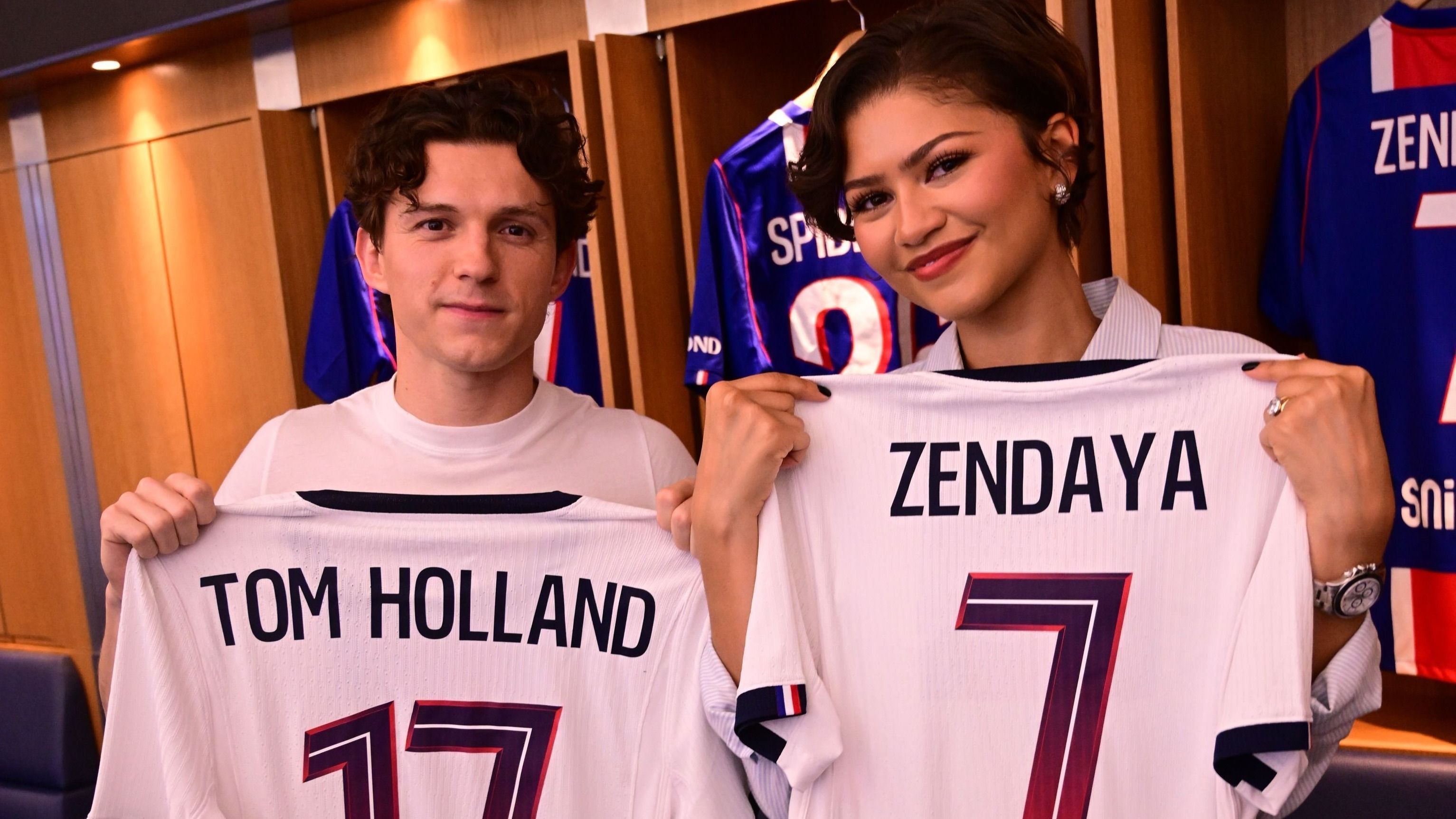 Astros de Homem-Aranha, Tom Holland e Zendaya são recebidos pelo PSG