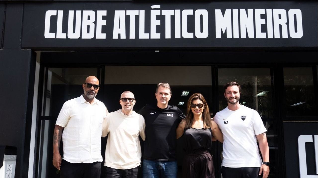 Cantora Kelly Key visita a Cidade do Galo e encaminha acordo com o Atlético; entenda