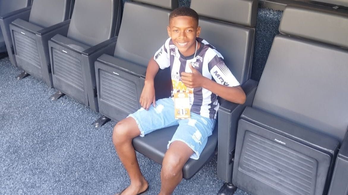 Nascido em data histórica e de família cruzeirense, menino realiza sonho na Arena MRV