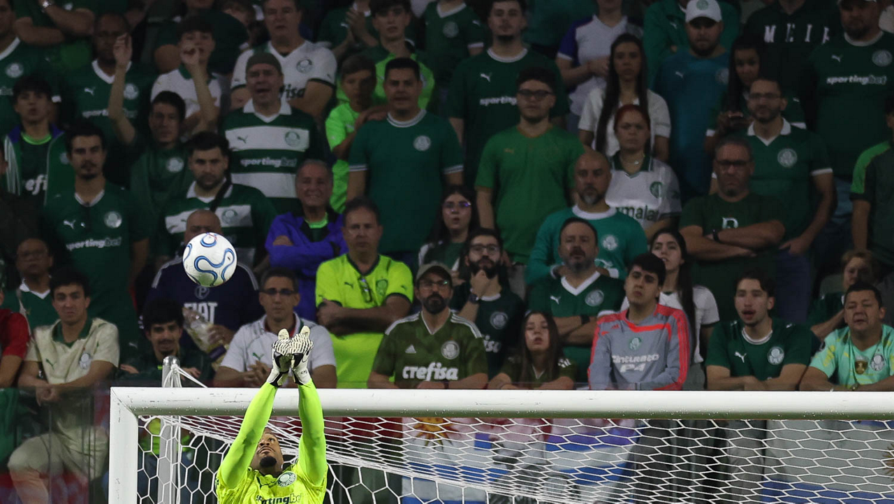 Carlos Miguel acumula falhas após Copa do Mundo, mas dá recado otimista no Palmeiras