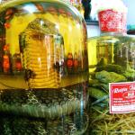 'Vinho de cobra': bebida milenar com serpente dentro da garrafa chama atenção na Ásia