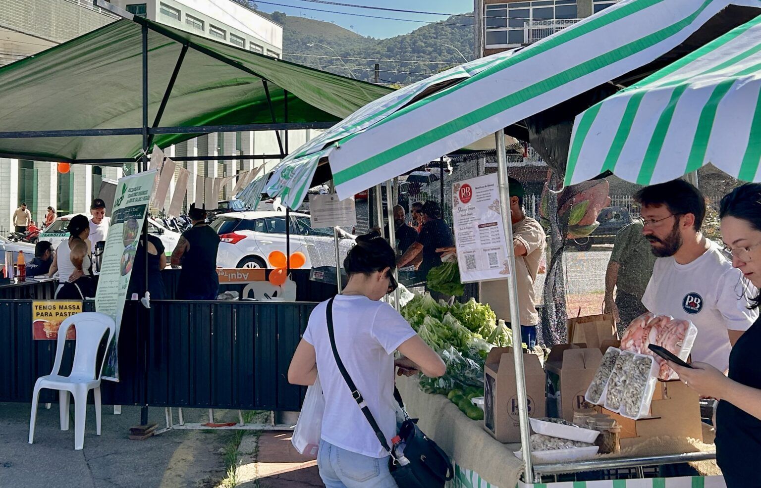 Feira Orgânica de Poços de Caldas ocorre aos sábados na Praça das Rosas