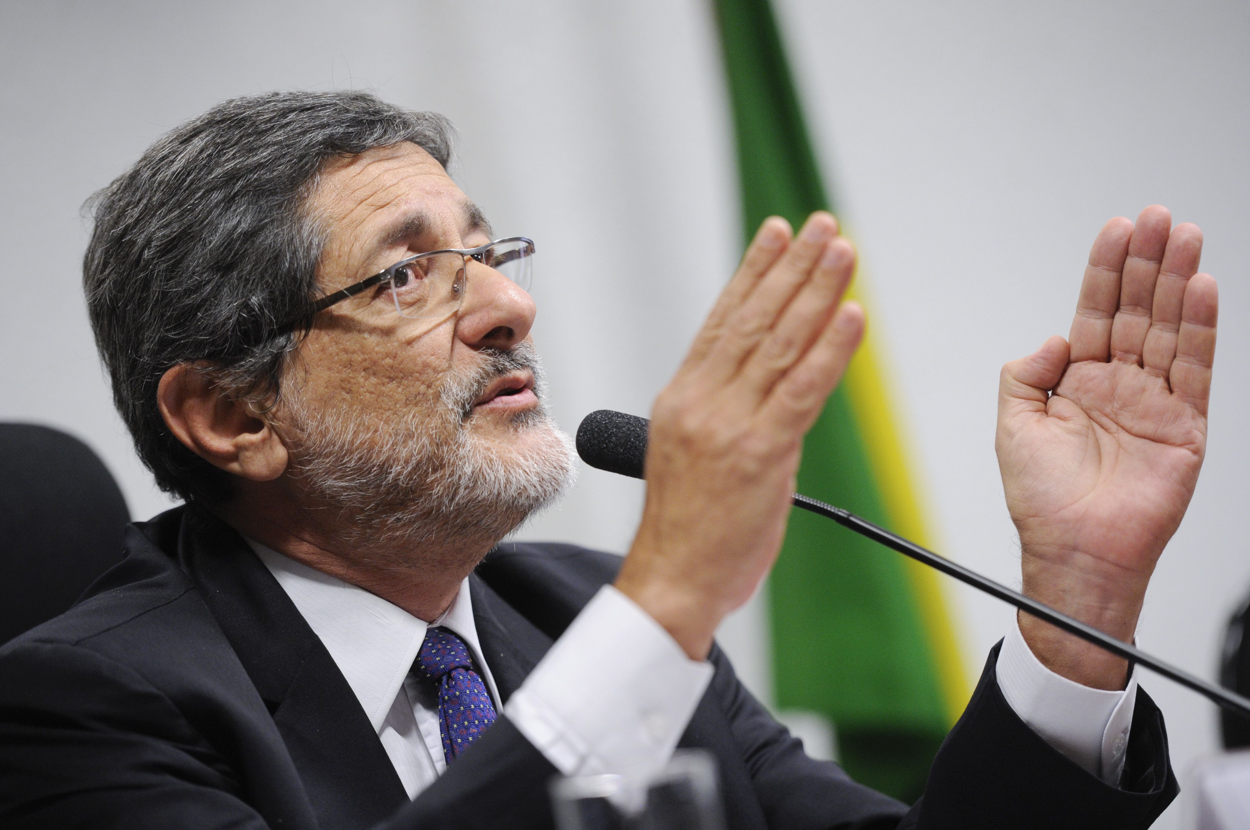 Ex-presidente da Petrobras critica 'arrocho fiscal' e defenda taxação de super-ricos