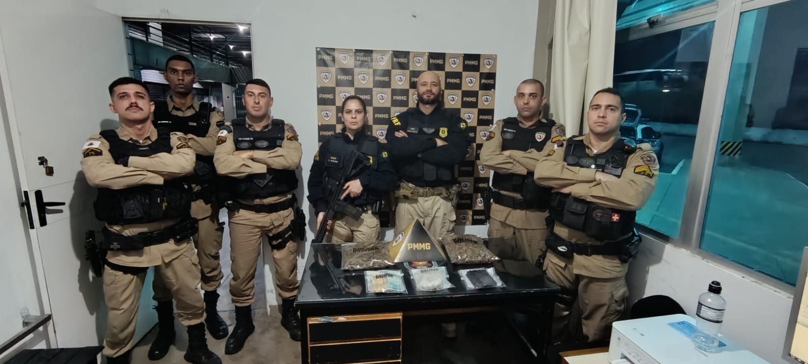 PRF e PM apreendem drogas e R$ 8 mil na BR-354 no Sul de Minas