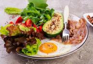 Dieta cetogênica supera mediterrânea em benefício ao fígado, aponta estudo