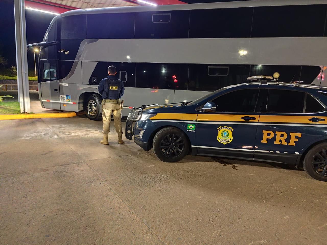 PRF apreende ônibus clonado com 34 passageiros na BR-381 em Perdões