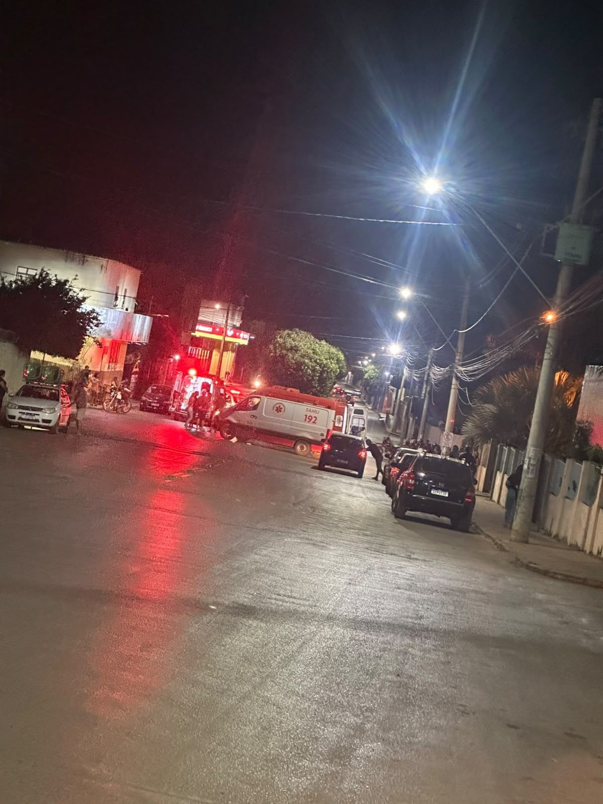 Acidente entre motocicleta e bicicleta motorizada deixa três feridos em Brasília de Minas