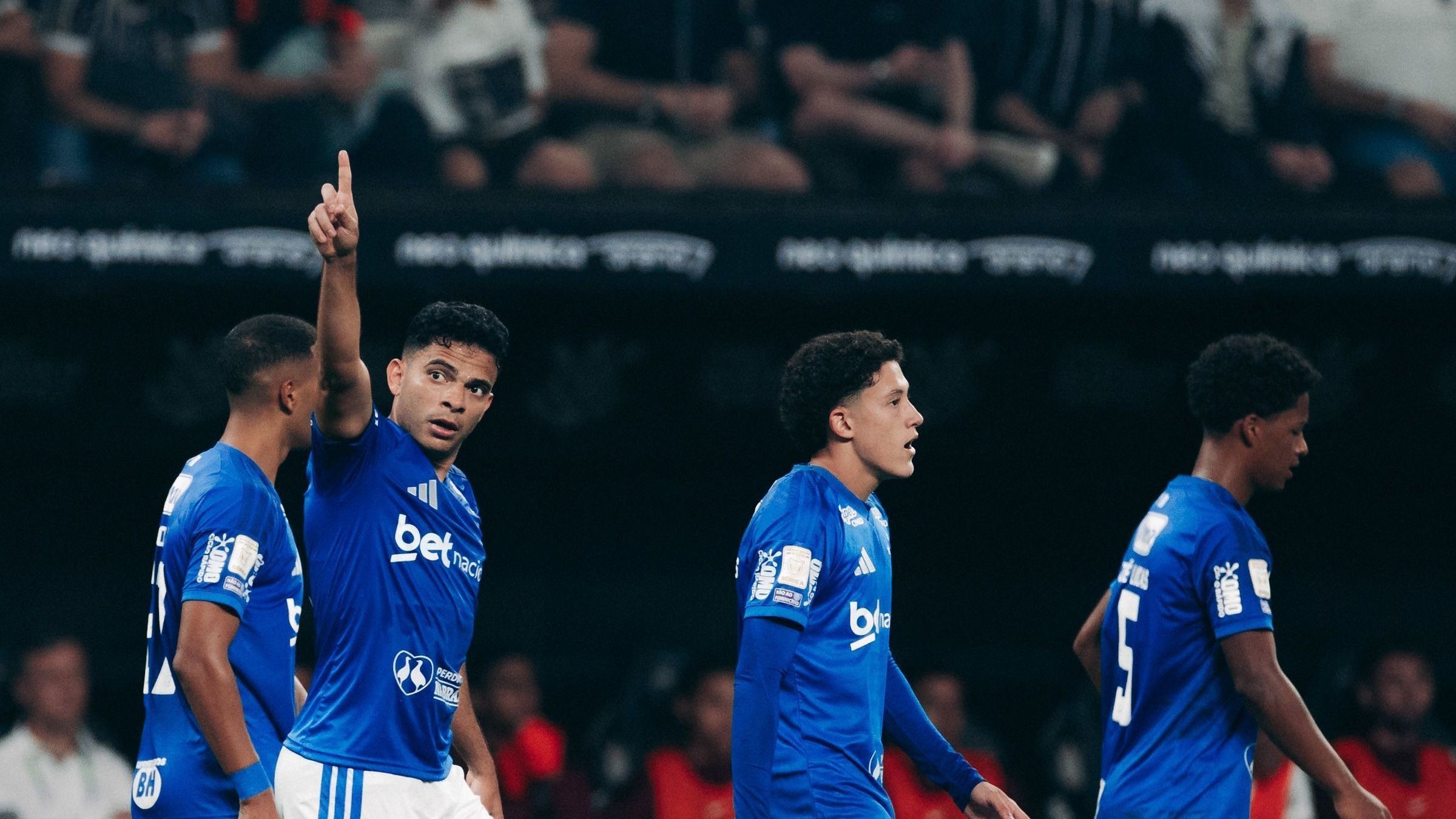 Com heróis improváveis, Cruzeiro vence Corinthians em confronto direto no Brasileirão