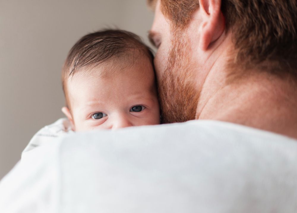 Depressão pós-parto também pode afetar homens; entenda