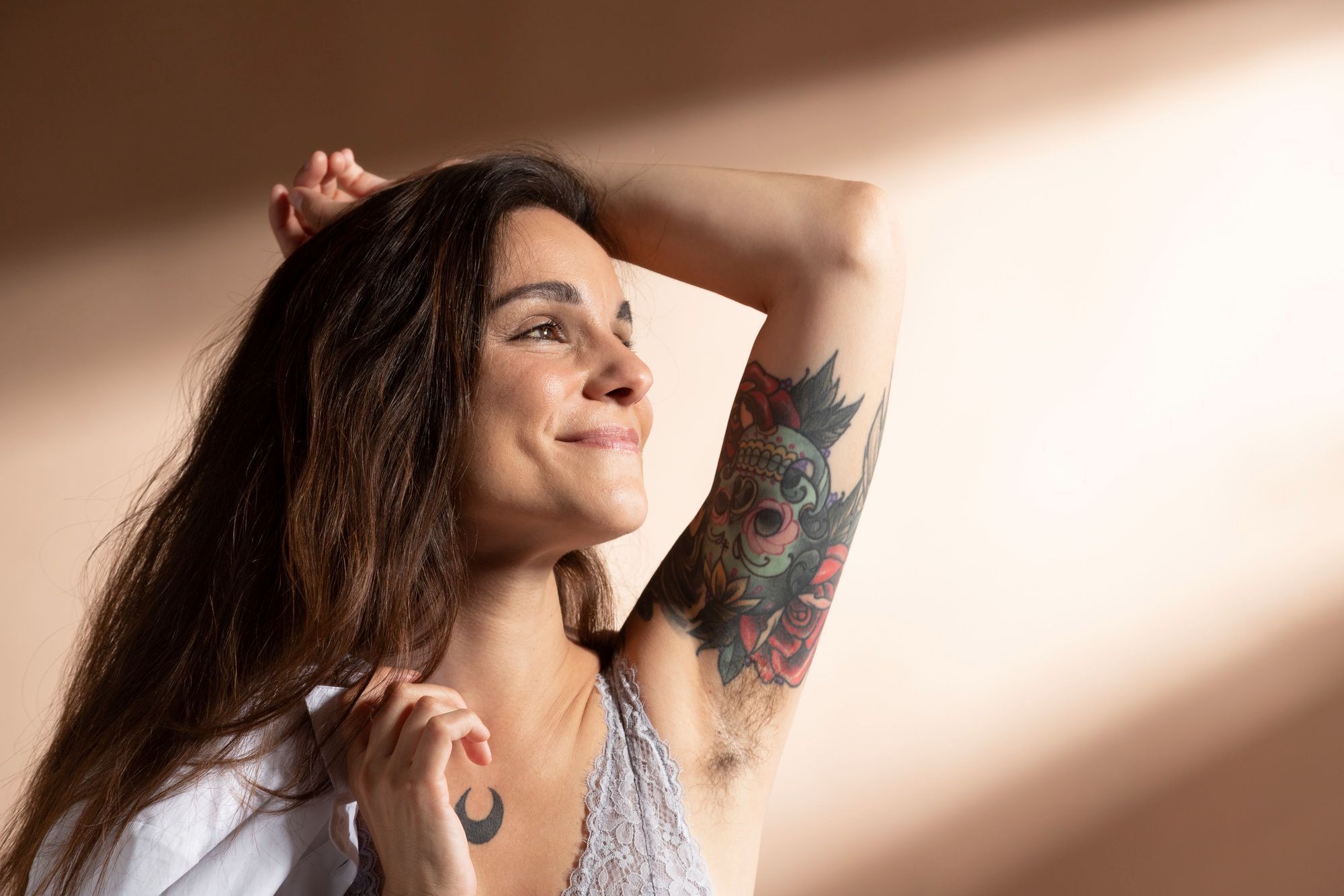 Riscos de fazer tatuagem: tinta pode ir para os gânglios e causar efeitos nocivos no organismo